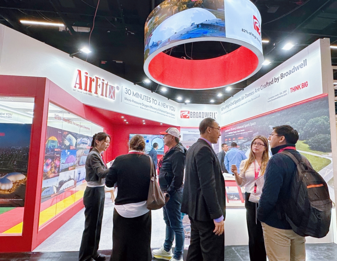 1762425078270523.jpg Visitors intereted in Broadwell at FSB 2025.jpg